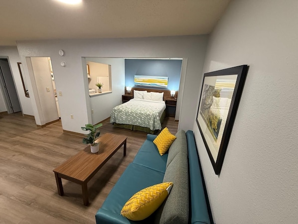 Suite, 1 Queen Bed with Sofa bed, Non Smoking