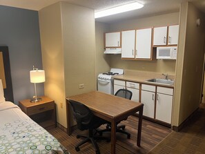 Studio, 1 Queen Bed, Non Smoking