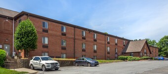 HomeTowne Studios & Suites by Red Roof Greensboro