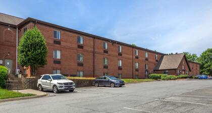 HomeTowne Studios & Suites by Red Roof Greensboro
