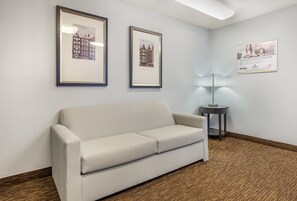 Lobby - HomeTowne Studios & Suites by Red Roof Greensboro (Greensboro)