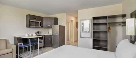Suite, 1 trĂšs grand lit et 1 canapĂ©-lit, non-fumeur (Efficiency, Upgrade) | Lit avec matelas Ă plateau-coussin, bureau, rideaux dâobscurcissement