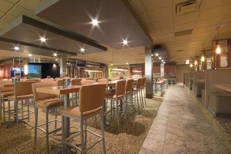 Quality Inn and Suites Winnipeg - Image 15