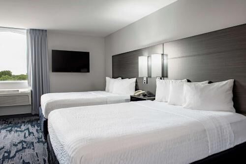 Pillowtop beds, desk, laptop workspace, blackout drapes