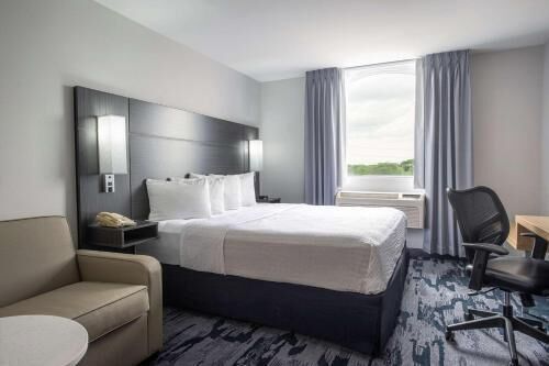 Pillowtop beds, desk, laptop workspace, blackout drapes