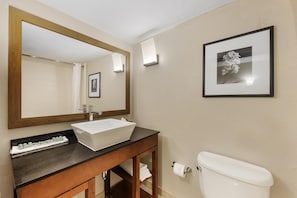Suite, 3 Single Beds, Non Smoking, Refrigerator & Microwave | Bathroom