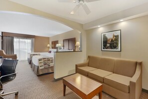 Blackout curtains, iron/ironing board, free cots/infant beds, free WiFi - Best Western Alamo Suites (San Antonio)