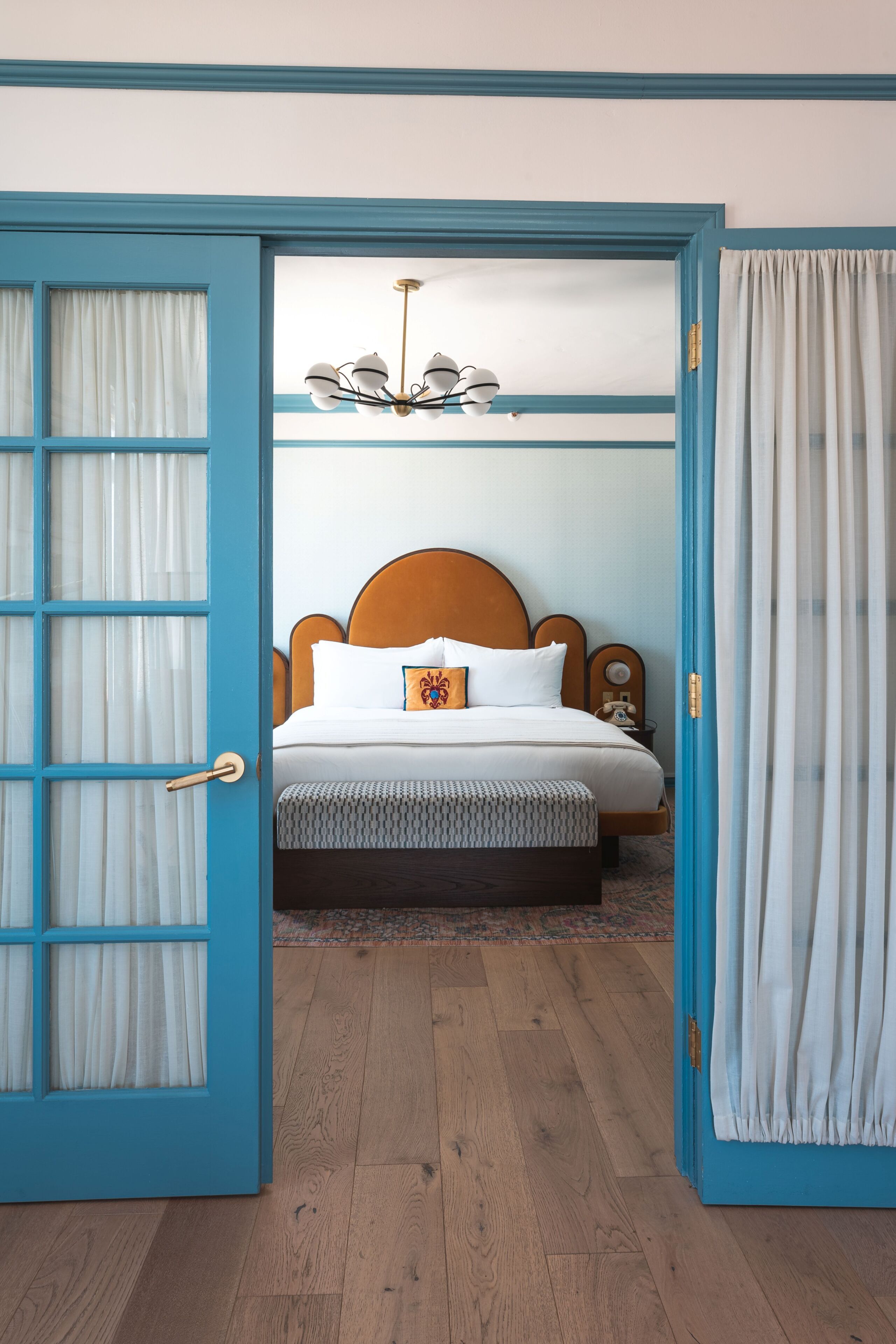 Kamer, 1 kingsize bed (High Floor) | Donzen dekbedden, pillowtop-bedden, een minibar, een kluis op de kamer