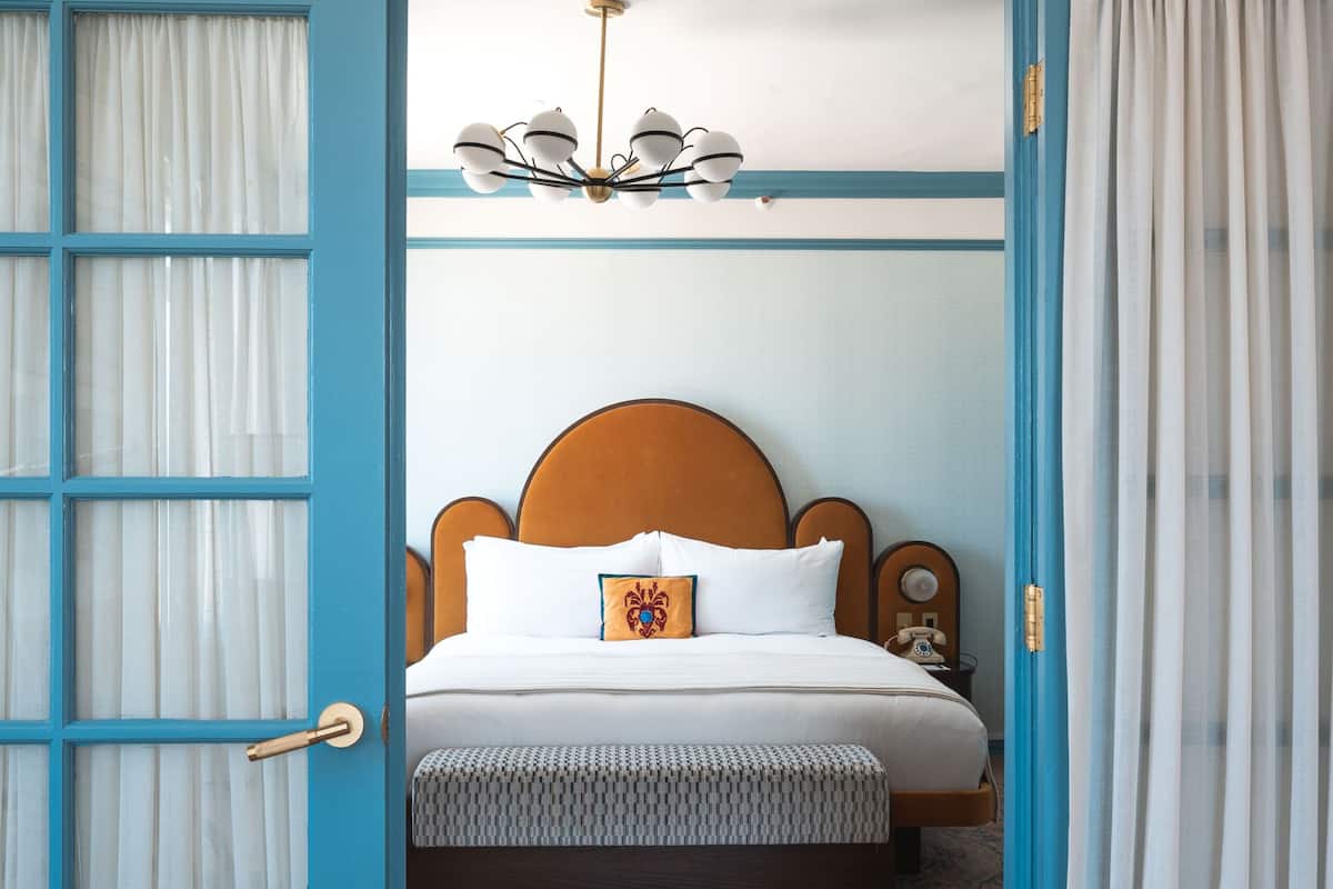 Room, 1 King Bed (High Floor) | Down comforters, pillowtop beds, minibar, in-room safe