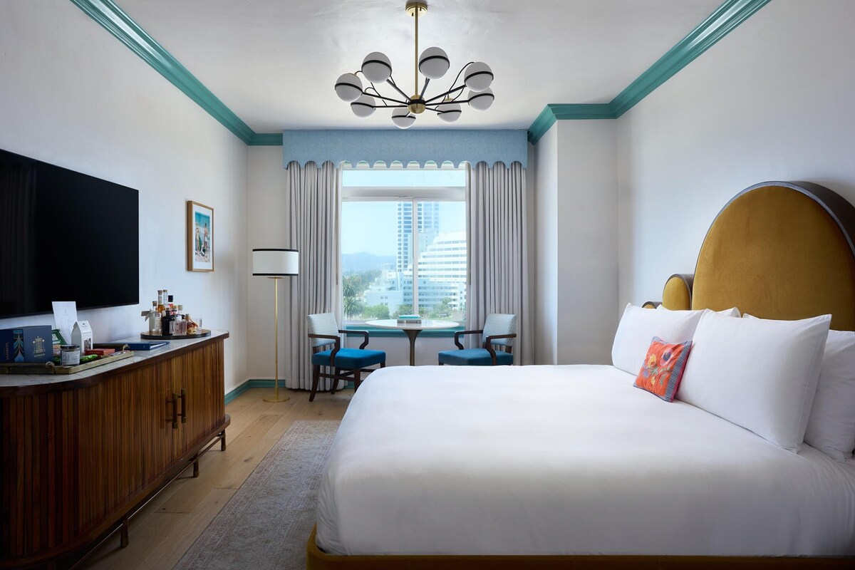 Room, 1 King Bed (Coastal View) | Down comforters, pillowtop beds, minibar, in-room safe