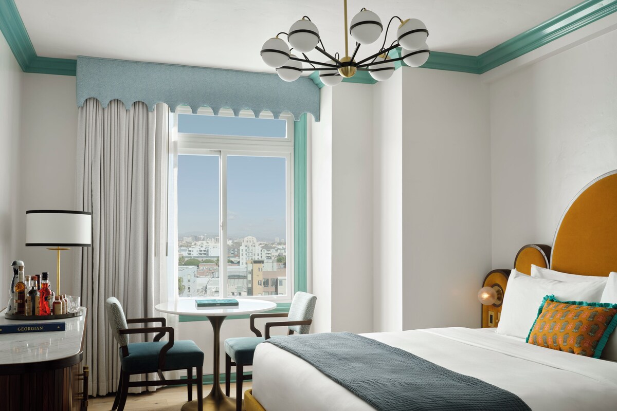 Room, 1 King Bed, City View | Down comforters, pillowtop beds, minibar, in-room safe