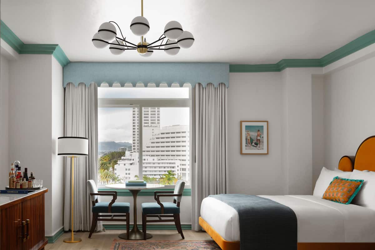 Deluxe Room, 1 King Bed (High Floor) | Down comforters, pillowtop beds, minibar, in-room safe