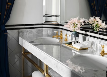 Combined shower/tub, free toiletries, hair dryer, bathrobes at The Georgian Hotel