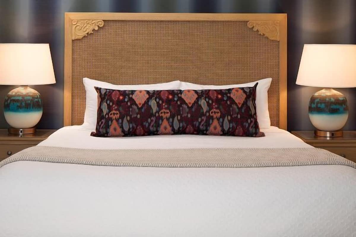 Cortinas blackout, tabla de planchar con plancha, wifi y ropa de cama