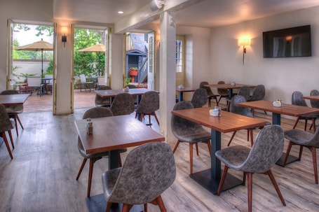 Free daily buffet breakfast. Wine Valley Inn