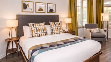 Caja de seguridad en la habitación y tabla de planchar con plancha