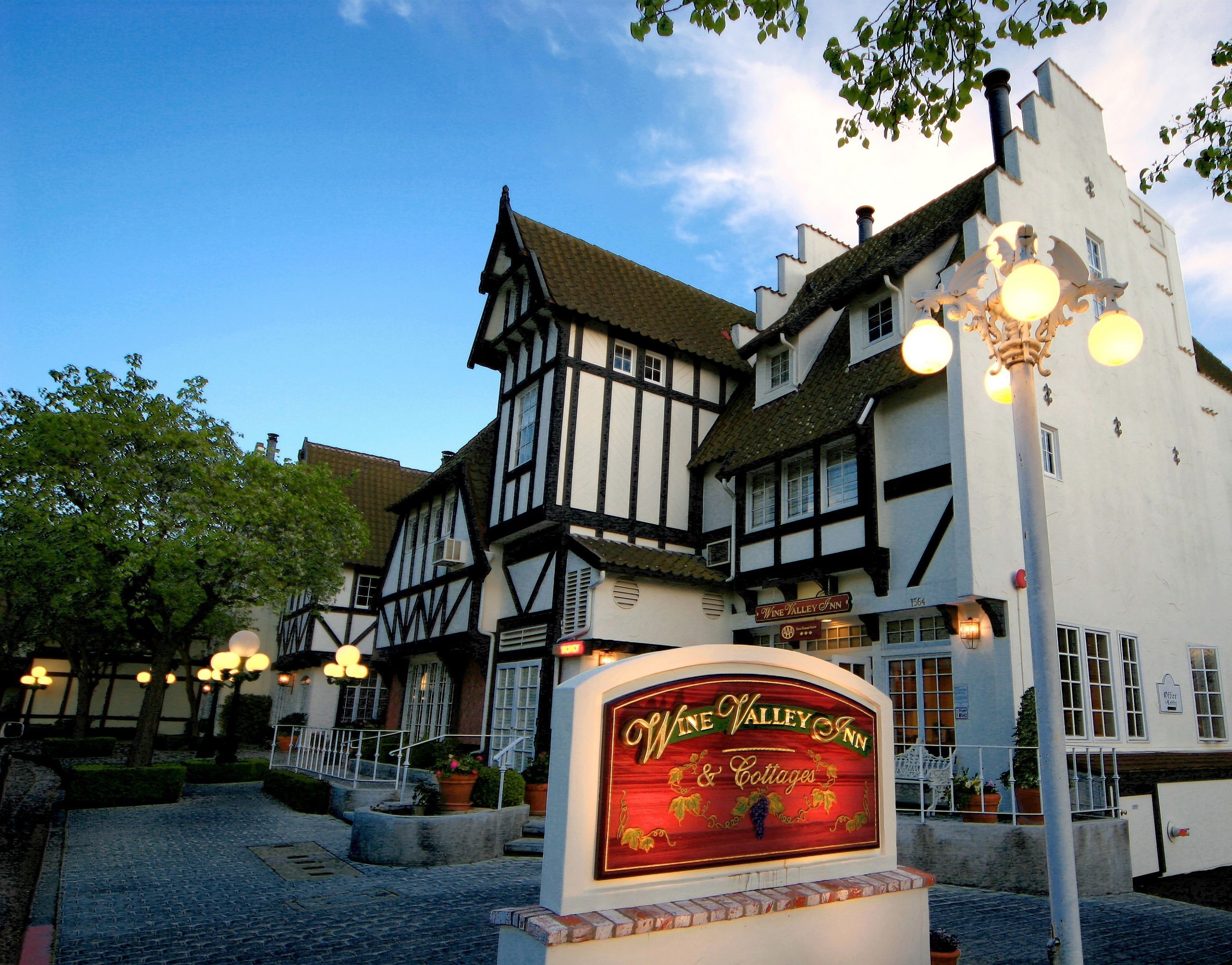Un bâtiment de style Tudor, sur lequel on peut lire l’enseigne « Wine Valley Inn & Cottages ».