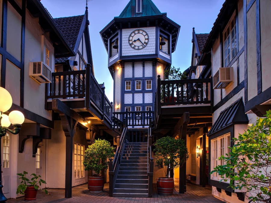 Overnatningsstedets facade – aften/nat