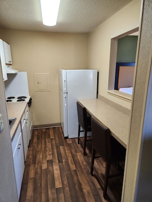 Full-sized fridge, microwave, oven, stovetop - Suburban Studios Columbus East (Columbus)
