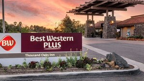 A hotel entrance with a sign for Best Western Plus Thousand Oaks Inn, featuring a pergola and stone pillars. - Best Western Plus Thousand Oaks Inn (Thousand Oaks)