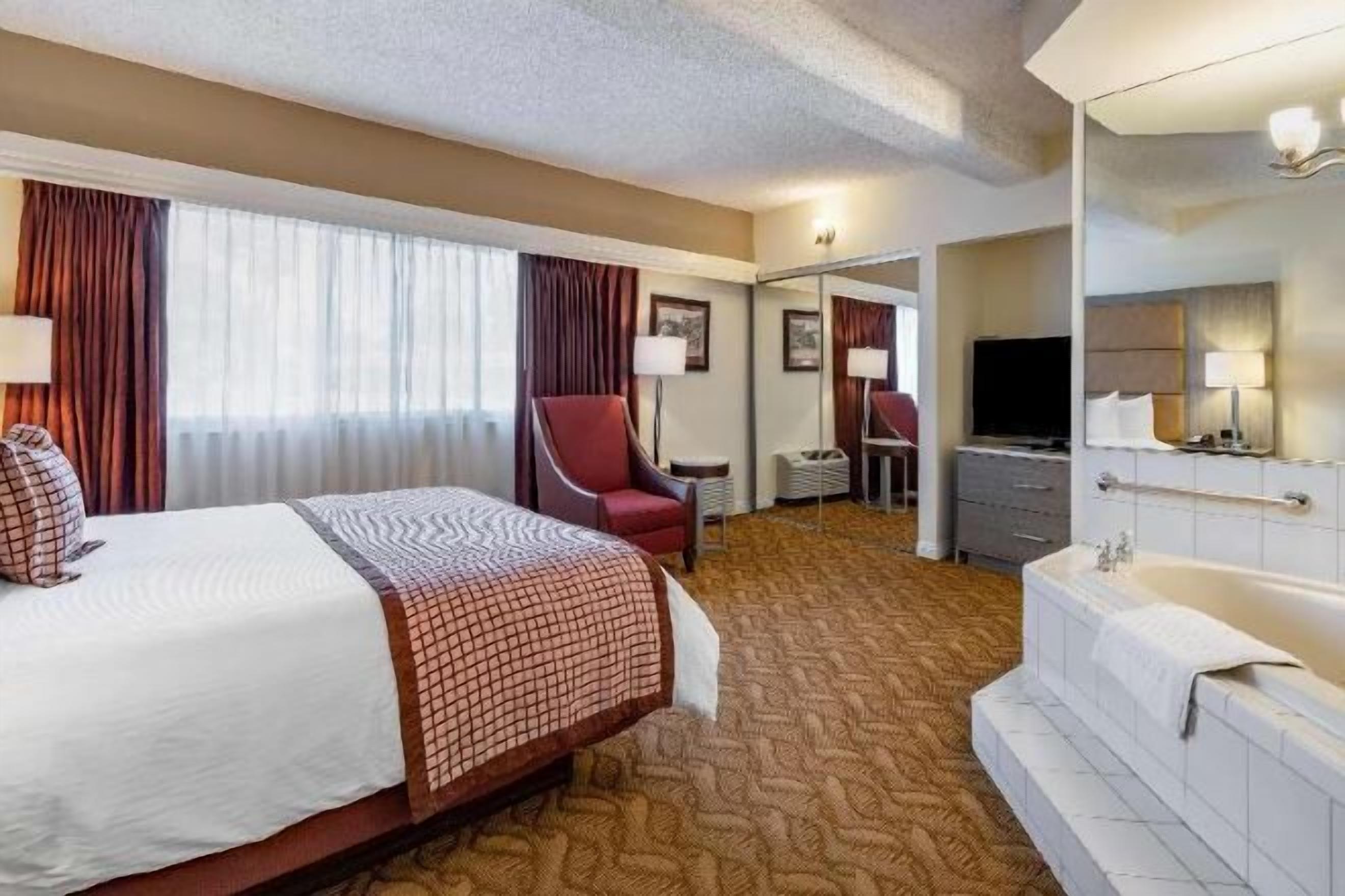 أغطية فراش متميزة وأسرّة بطبقة علوية مريحة وخزنة داخل الغرفة ومكتب