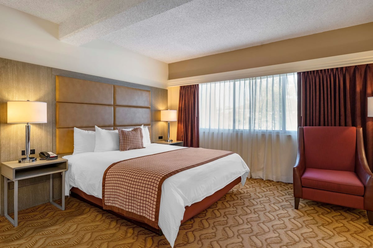 Premium bedding, pillowtop beds, in-room safe, desk