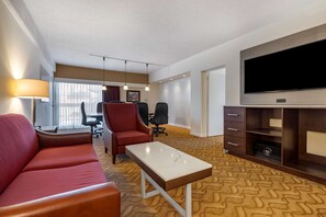 Suite, 1 Tempat Tidur King, Bebas Asap Rokok, balkon (Living Room;with Sofabed) | Seprai premium, bantalan ekstra lembut, brankas, dan meja kerja