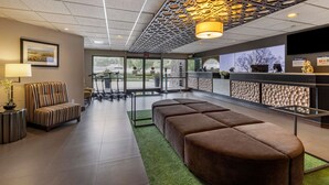 A modern lobby with a reception desk, seating area, and a view of the outdoors. - Best Western Plus Thousand Oaks Inn (Thousand Oaks)