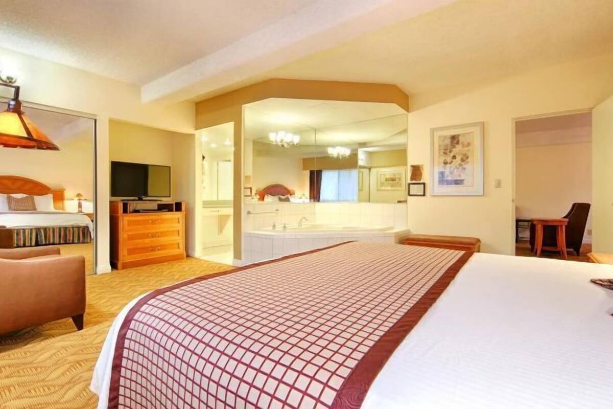 Premium bedding, pillowtop beds, in-room safe, desk