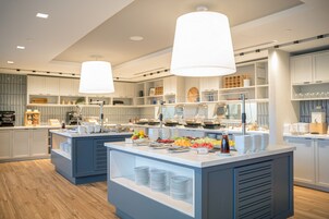 Desayuno buffet diario (CAD 14.00 por persona)