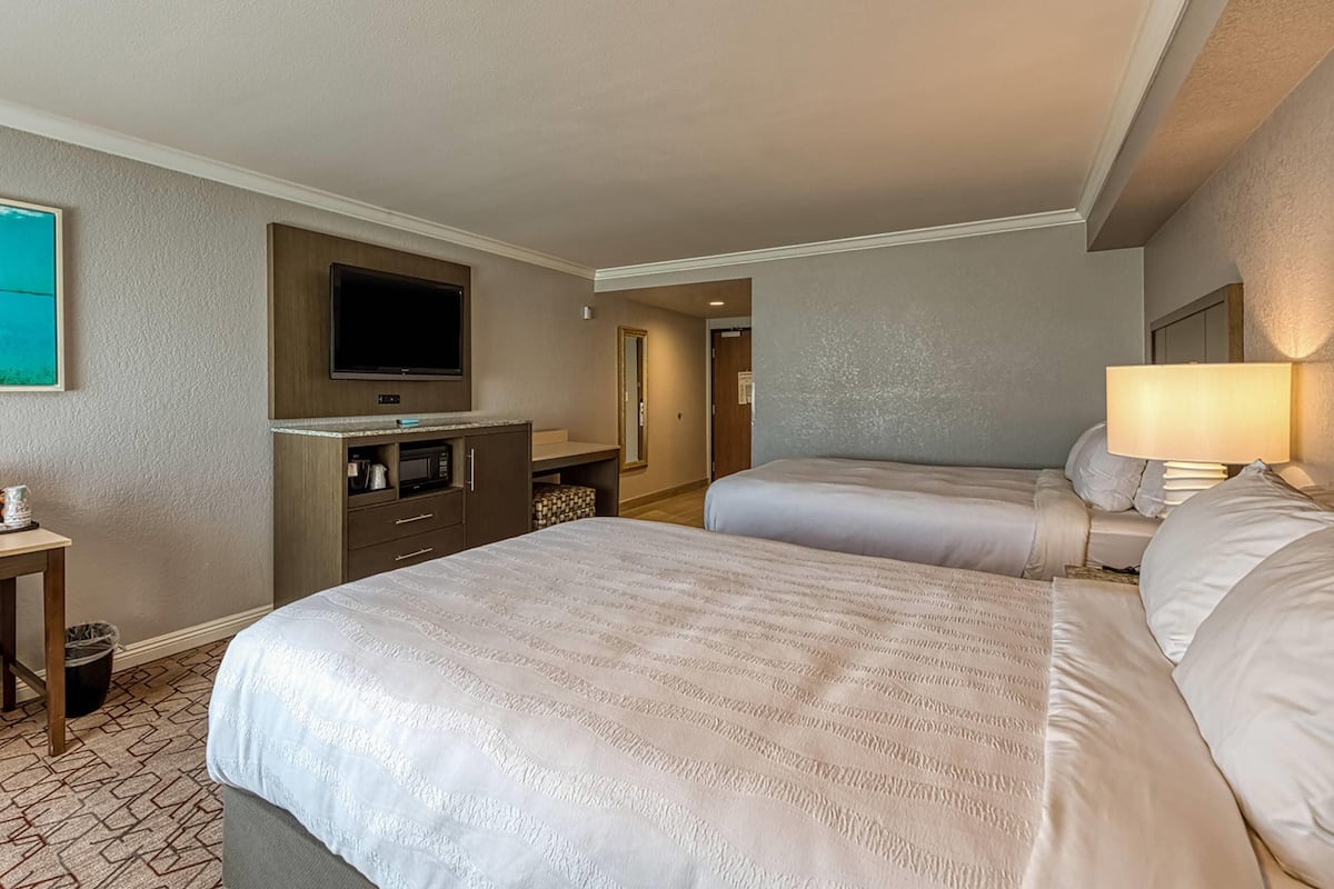 Chambre Standard, 2 grands lits, accessible aux personnes à mobilité réduite (Roll-In Shower) | Literie hypoallergénique, bureau, rideaux occultants