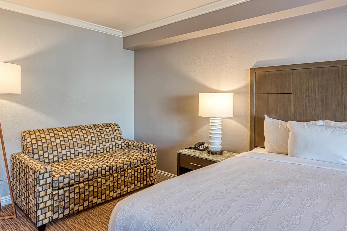 Standard Room, 1 King Bed, Accessible, Non Smoking (Accessible Tub) | Hypo-allergenic bedding, desk, blackout drapes, iron/ironing board