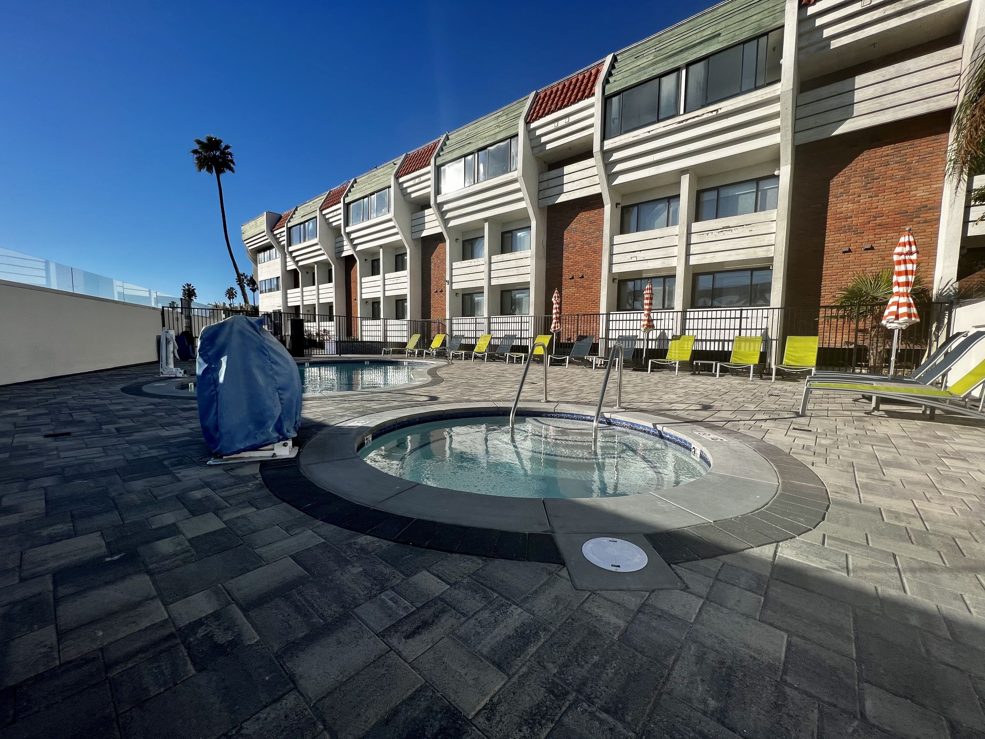 outdoor pool, open 8:00 am to 10:00 pm, pool loungers