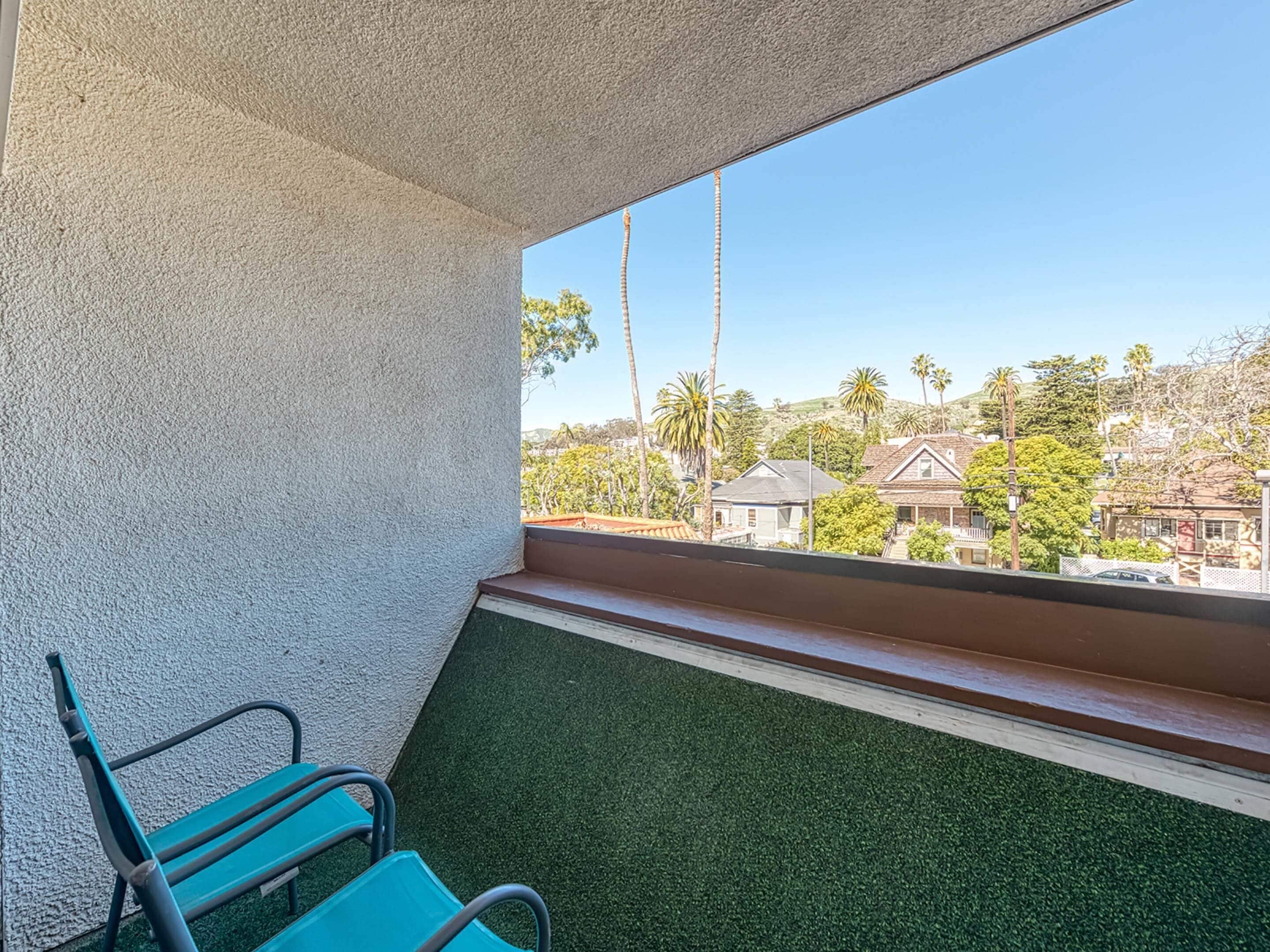 standard room, 1 king bed, non smoking, balcony | hypo-allergenic bedding, desk, blackout curtains, iron/ironing board