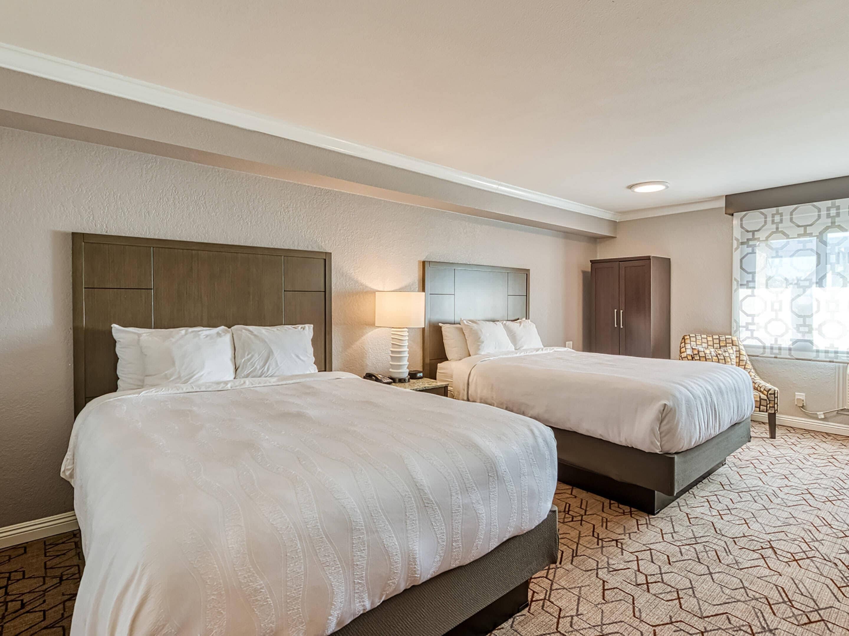 标准房, 2 张大床, 无障碍, 无烟房 (Roll-In Shower) | 防过敏的被褥、办公桌、遮光窗帘、熨斗/熨衣板