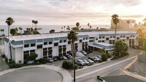 Hotel com design moderno, estacionamento e vista para o oceano.