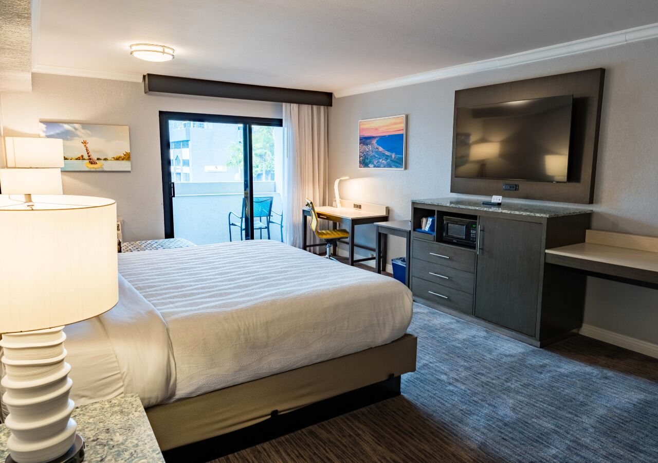 标准房, 1 张特大床, 无烟房, 阳台 | 防过敏的被褥、办公桌、遮光窗帘、熨斗/熨衣板