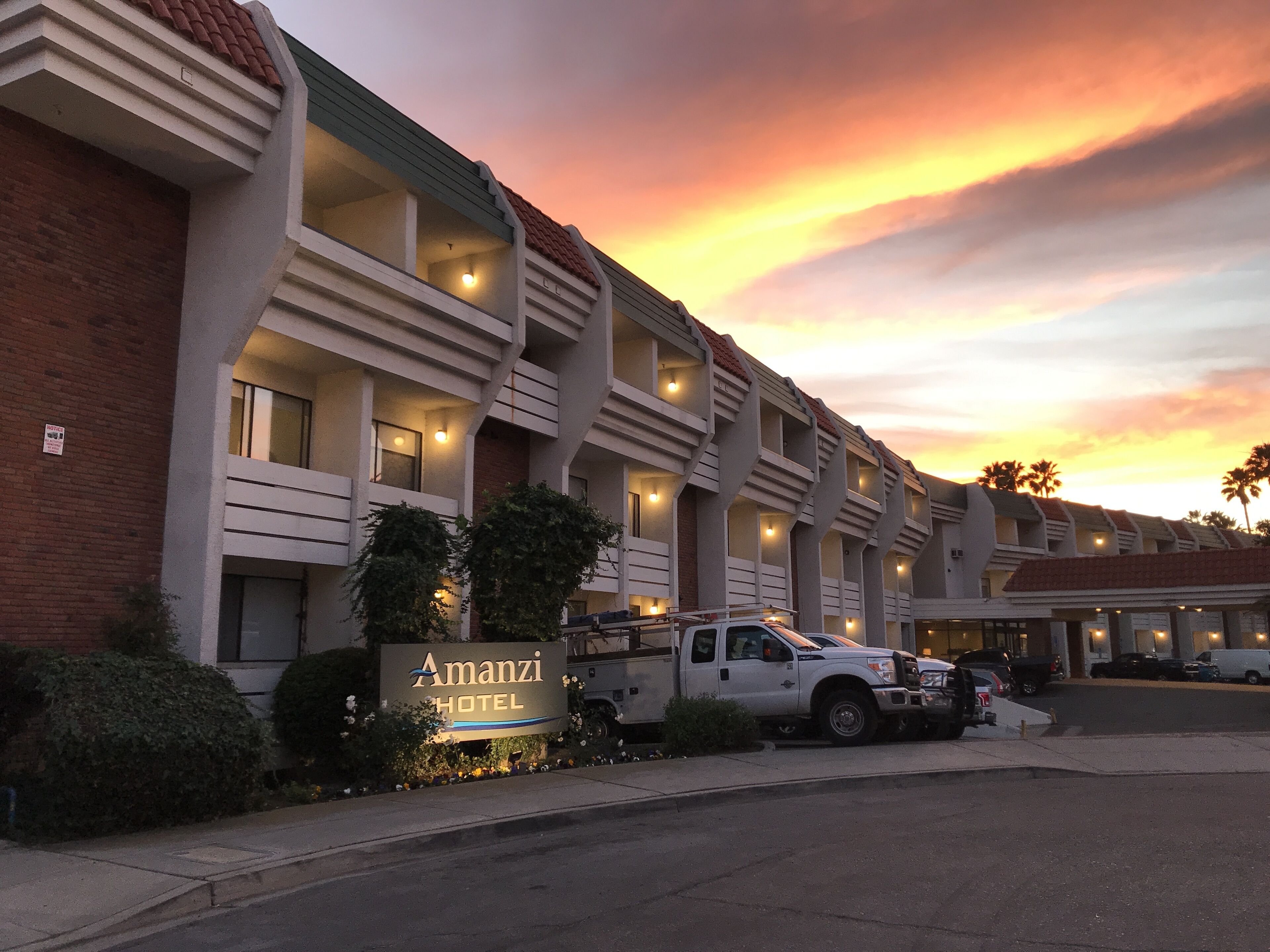Fassade der Unterkunft – Abend/Nacht
