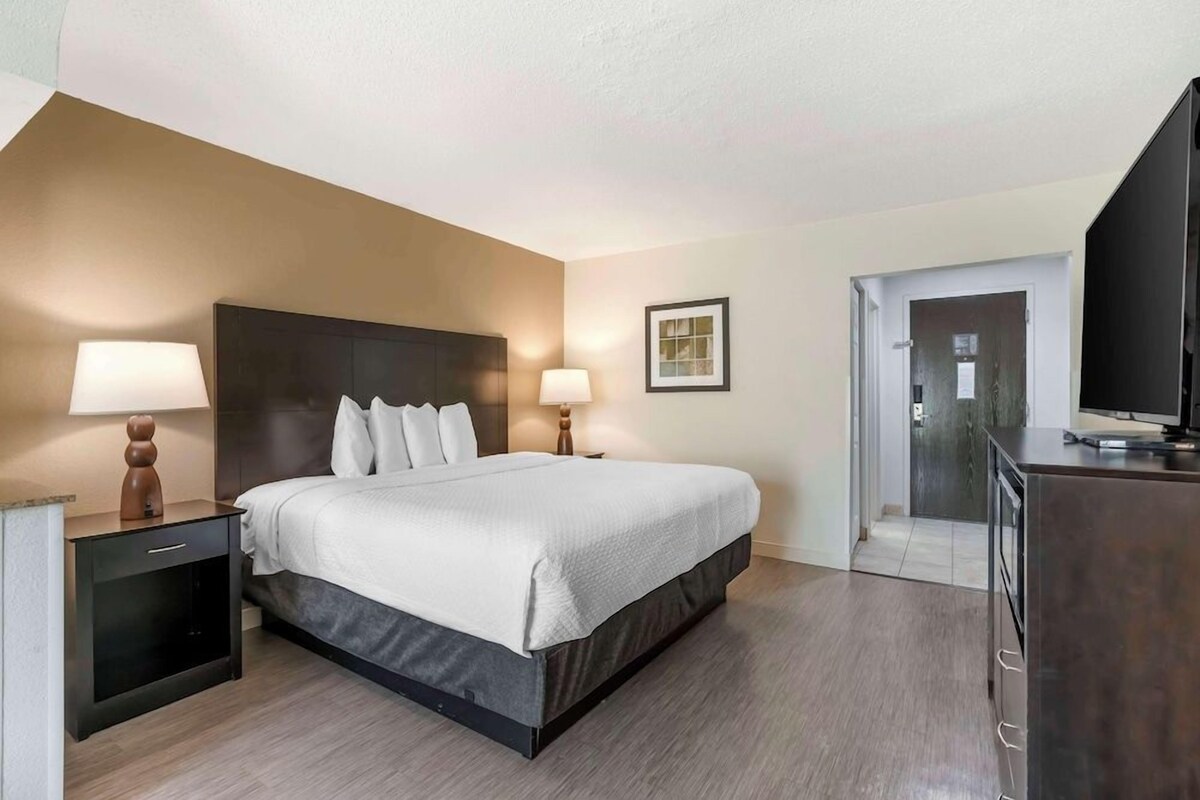 Pillowtop beds, desk, laptop workspace, blackout drapes