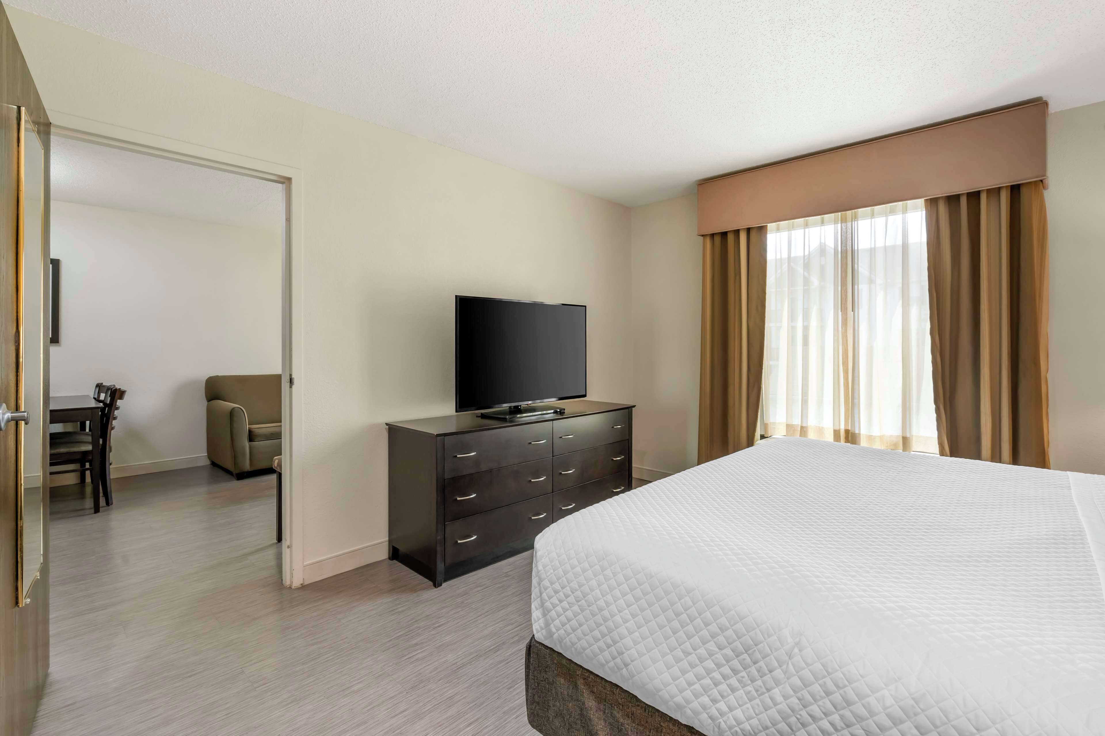 presidential suite, 1 king bed, non smoking, jetted tub (2nd floor;with sofabed) | 1 bedroom, pillow-top beds, desk, laptop workspace