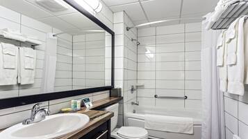 Et moderne badeværelse med vask, toilet og bruser.