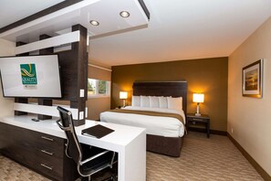 Sengetøy av topp kvalitet, senger med overmadrass og skrivebord