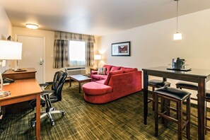 Premium bedding, pillow-top beds, desk, blackout curtains - Quality Inn & Suites (Matane)