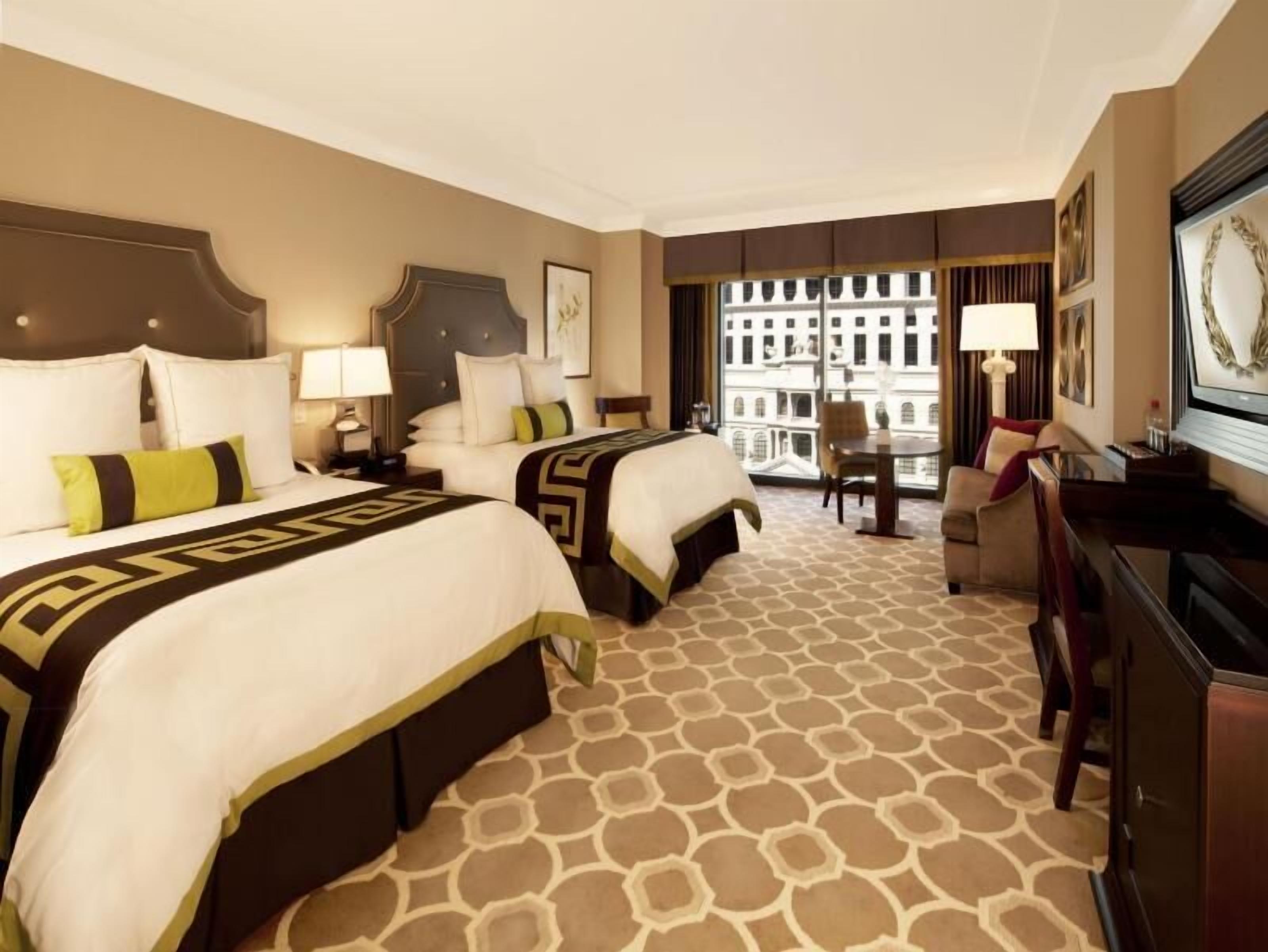 Surmatelas, coffres-forts dans les chambres, bureau, rideaux occultants