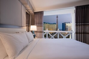 Julius Corner Studio Suite King Strip View Non-Smoking | Pillowtop beds, in-room safe, desk, blackout drapes