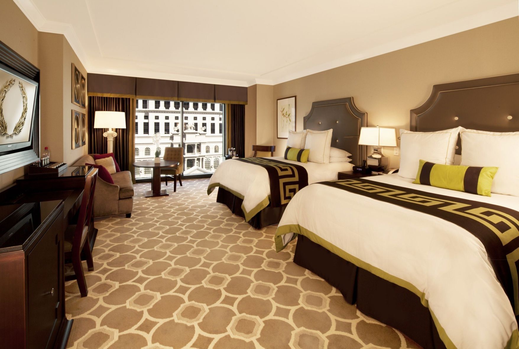 Surmatelas, coffres-forts dans les chambres, bureau, rideaux occultants