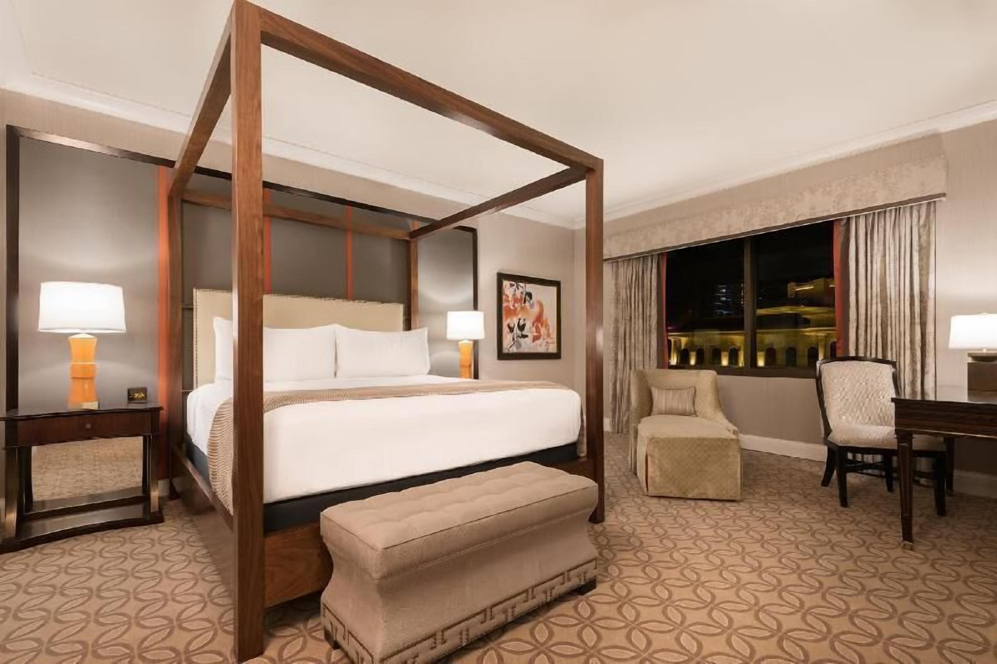 Surmatelas, coffres-forts dans les chambres, bureau, rideaux occultants