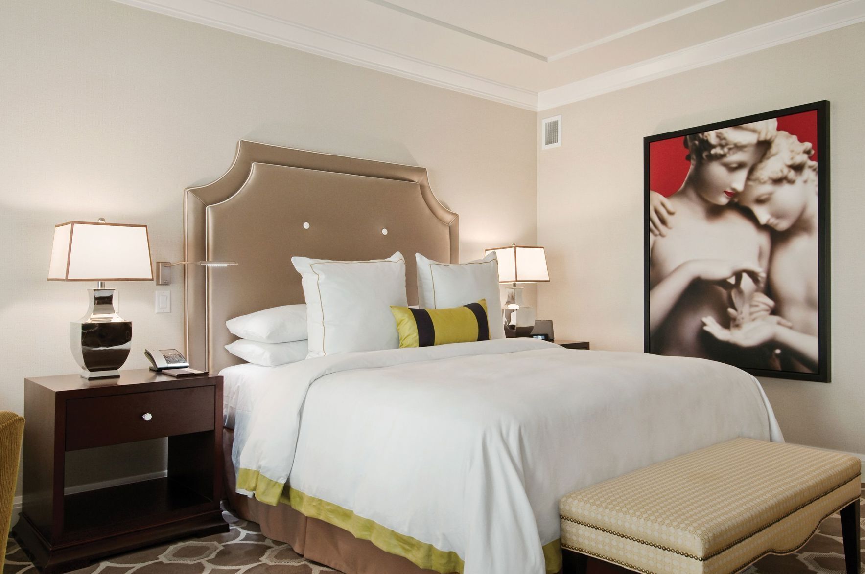 Surmatelas, coffres-forts dans les chambres, bureau, rideaux occultants