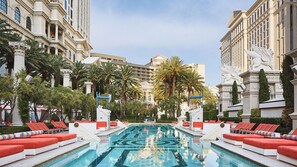 7 من حمّامات السباحة الخارجية، كبائن (بتكلفة إضافية)، مقاعد للتشمس