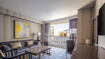 Julius Executive Studio Suite King Strip View Non-Smoking | Pillowtop beds, in-room safe, desk, blackout drapes